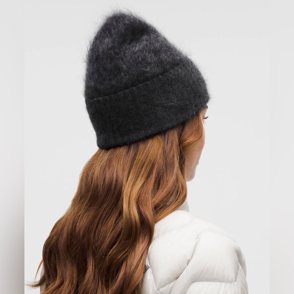 Nwt Fuzzy Cashmere Beanie black color - Picture 4 of 9